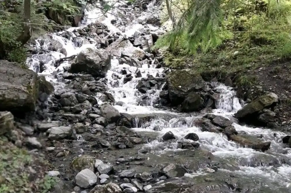 Lauterbrunnen Staubbach Waterfall Cloy Pier — Happy Tour Switzerland (17)