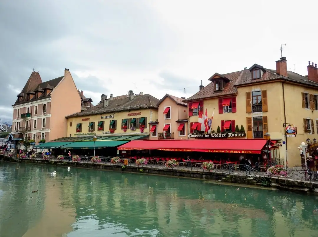 Annecy France: Venice Of The Alps Tour Geneva — Happy Tour Switzerland (12)