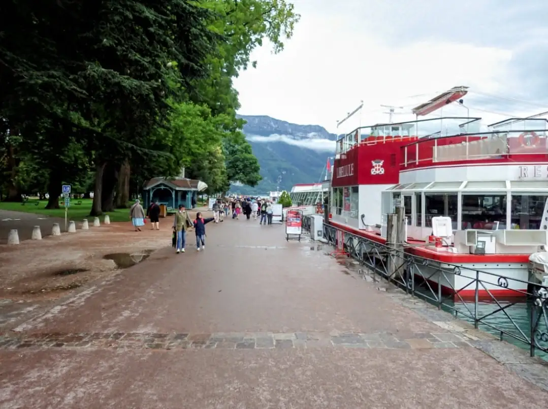 Annecy France: Venice Of The Alps Tour Geneva — Happy Tour Switzerland (33)