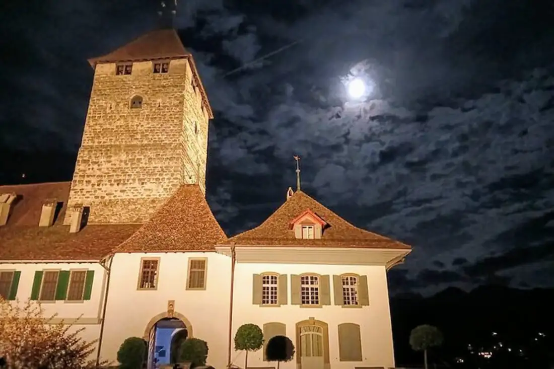 Castle Spiez By Nite Scary Sightseeing — Happy Tour Switzerland (4)