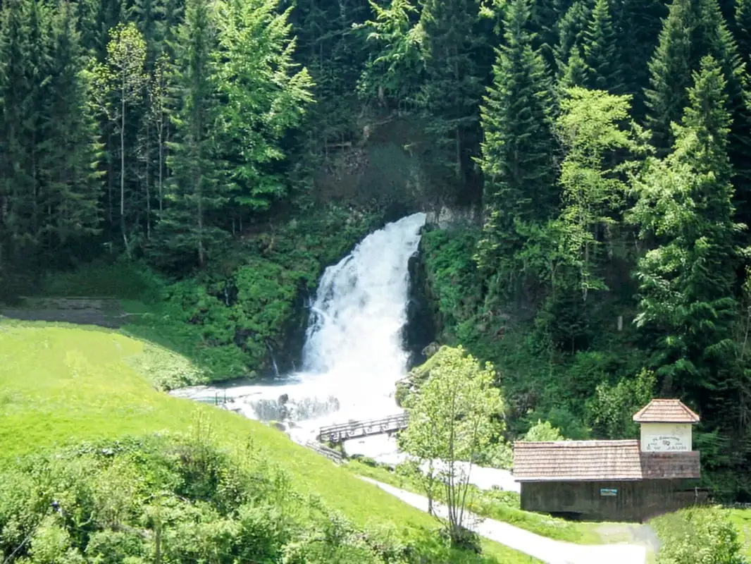 Chocolate Factory Old Town Bern Castle — Happy Tour Switzerland (10)