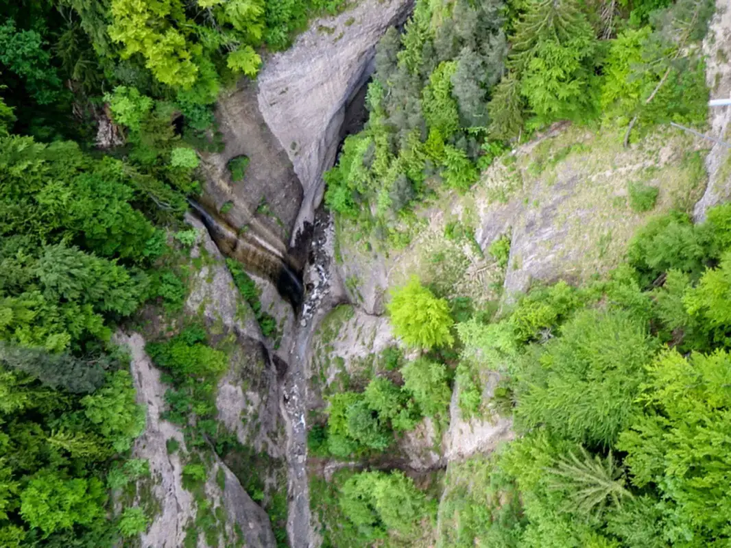 Cloy Pier Iseltwald Hangbridge Sigriswil Lauterbrunnen — Happy Tour Switzerland (15)