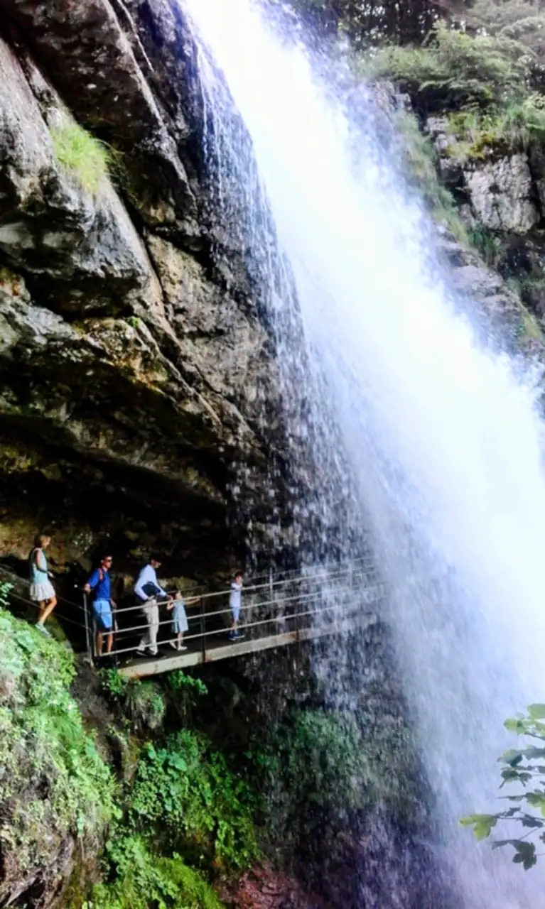 Giessbach Waterfall Tour Bern, Thun — Happy Tour Switzerland (6)