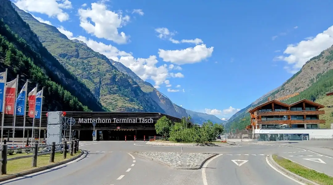 Goto: Zermatt Via Lucern Lungern Cloy Waterfall Iseltwald Interlaken Castle Spiez Blausee Zurich, Interlaken — Happy Tou