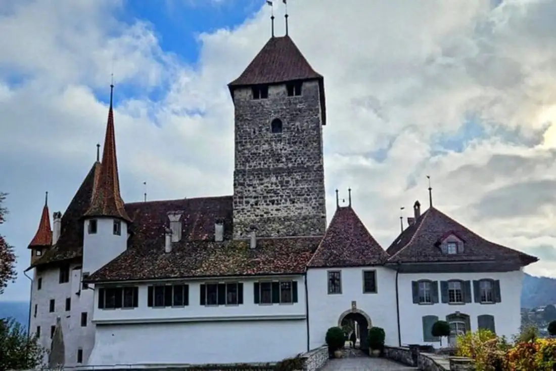 Lake Cloy Hanging Bridge Thun Castle — Happy Tour Switzerland (73)