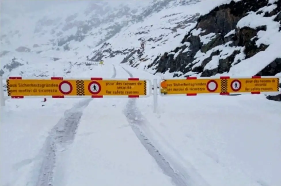 Snow Go Touch + Waterfall Private Trip Bern, Thun — Happy Tour Switzerland (2)