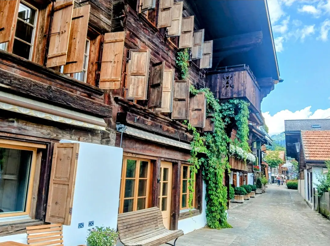 Worlds Most Expensive Town Gstaad Bern, Thun — Happy Tour Switzerland (19)